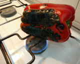 Foto del paso 1 de la receta: Morrones quemados en la hornalla