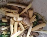 Foto langkah ke 3 dari resep Oseng putren cabe hijau.