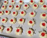 Foto langkah ke 3 dari resep Thumbprint Selai Strawberry.