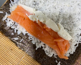 Foto del paso 6 de la receta: Sushi casero- Maki de aguacate, salmón y langostino con queso crema