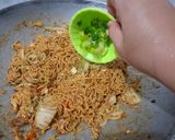 Foto langkah ke 7 dari resep Mie Instan Goreng Kreasi Rumahan 🍜🔥 Garing Gurih Ala Warung, Bumbu Meresap Banget!.