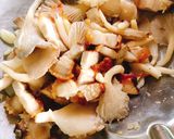 รูปขั้นตอนการทำที่ 2 ของ หมูกรอบ ผัด ดอกหอม เห็ดนางฟ้า