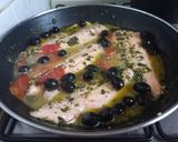 Foto del passaggio 3 della ricetta Filetti di trota salmonata con pomodorini e olive
