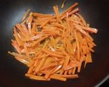 Foto del paso 6 de la receta: Chow fan con aceite de sésamo (guiso de arroz frito)