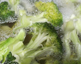 Foto del paso 2 de la receta: Crema de brócoli, berenjena y zanahorias
