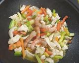 Foto del paso 4 de la receta: Fideos de arroz con verduras pollo y gambas 🫑🥑🍗🦐
