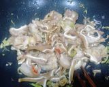 Hình bước làm 3 của món Tai heo xào sả ớt