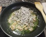 Foto del paso 4 de la receta: Revuelto de quinoa con gulas y gambas a tú gusto
