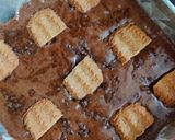 A picture of step 5 of Candi Biscuit Brownie 🤎🤎.