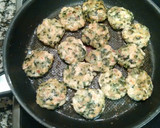Foto del paso 5 de la receta: Mini hamburguesas de pechuga de pollo, espinacas, jamón y queso