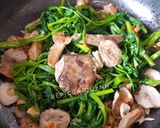 Hình bước làm 3 của món Rau muống xào nấm tràm