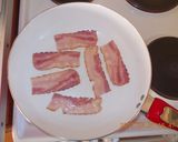 Sajtos-tojásos-baconös tésztakoszorú recept fázis 8 fotója