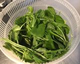 Une image de l'étape 2 de Pesto de fanes de radis à l ail fumé et trois fromages (recette anti gaspi).