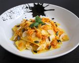 Foto del passaggio 6 della ricetta Maltagliati con ragù di zucca e mandorle profumato al basilico