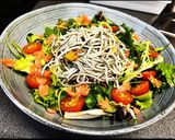 Foto del paso 3 de la receta: Ensalada templada de gulas y salmón ahumado