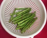 Foto del passaggio 1 della ricetta Penne di farro con pesto di pistacchi, asparagi e salmone affumicato