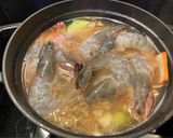 A picture of step 4 of Shrimp and Loofah Yi Mein Noodle Soup.