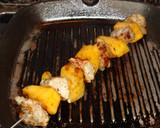 Foto del paso 6 de la receta: Brochetas de solomillo de cerdo y persimon