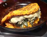 Foto del paso 6 de la receta: Omelette anaranjado relleno de verde y blanco 😋