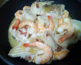 Foto del paso 5 de la receta: Bacalao guisado con langostinos, ajetes y jamón