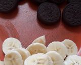 A picture of step 1 of Oreo banana smoothie.