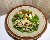 Foto langkah ke 3 dari resep Tumis Buncis Ayam Suwir.