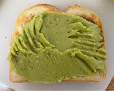 Foto del paso 2 de la receta: Tosta de guacamole, salmón ahumado y huevo frito