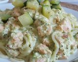 Une image de l'étape 6 de Pâtes au saumon et pesto de courgettes.