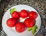 Foto del paso 1 de la receta Tomates rellenos de queso y cebolla