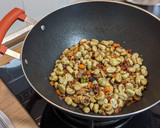 Foto del paso 3 de la receta: Wok de habas con jamón a mi manera