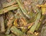 A picture of step 5 of Masala bhindi.