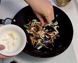 肉絲炒麵的食譜步驟8照片