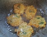 Foto langkah ke 3 dari resep Bakwan Jagung Caisim.