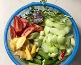 Hình bước làm 1 của món Canh chua cá hồi 🐟