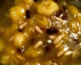 Foto del paso 1 de la receta: Empanadillas rellenas de plátano a la miel con piñones