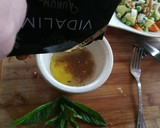 Foto del paso 3 de la receta: Ensalada con crudités de abril aliñadas con Vidalim Omega 3