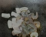 Foto langkah ke 1 dari resep Nasi Goreng Seafood.