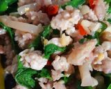 รูปขั้นตอนการทำที่ 3 ของ "ผัดกะเพราแหนมสดหมูสับ" 🐷🌿🌶