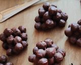 عکس مرحله 1 از دستور شکلات کرانچی