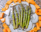 Foto del paso 2 de la receta: Salmón sobre girasol de calabaza, espárragos y cebolla dulce 😍🌻