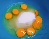 Hình bước làm 1 của món Bánh bông lan truyền thống