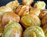 Sajtos vajas fokhagymás kelt hàromszög recept fázis 6 fotója
