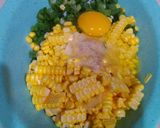 Foto langkah ke 2 dari resep Pangsit goreng segitiga isi jagung manis dan daun bawang.