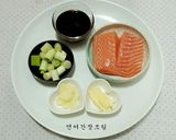 Hình bước làm 1 của món Cá Hồi Rim Nước Tương 연어간장조림