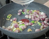 Foto langkah ke 5 dari resep Sayap Ayam Goreng dengan Oseng Bawang Devina Hermawan.