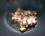 รูปขั้นตอนการทำที่ 2 ของ ผัดพริกแกงใต้หมูสามชั้นถั่วฝักยาว