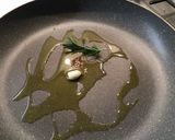 Foto del passaggio 4 della ricetta Malloreddus con crema di piselli, guanciale e datterini confit