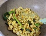 Foto langkah ke 4 dari resep Orek Tahu Bumbu Kuning.