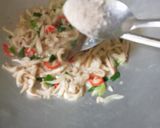 Foto langkah ke 4 dari resep Tumis jamur tiram kulit ayam.