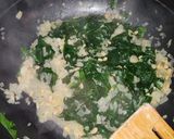 Foto del paso 5 de la receta: Pollo con espinacas, piñones y leche evaporada